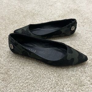 VERY VOLATILE Los Angeles SKYE Camo Flats Shoes Leather Brushed Hair Womens 8,